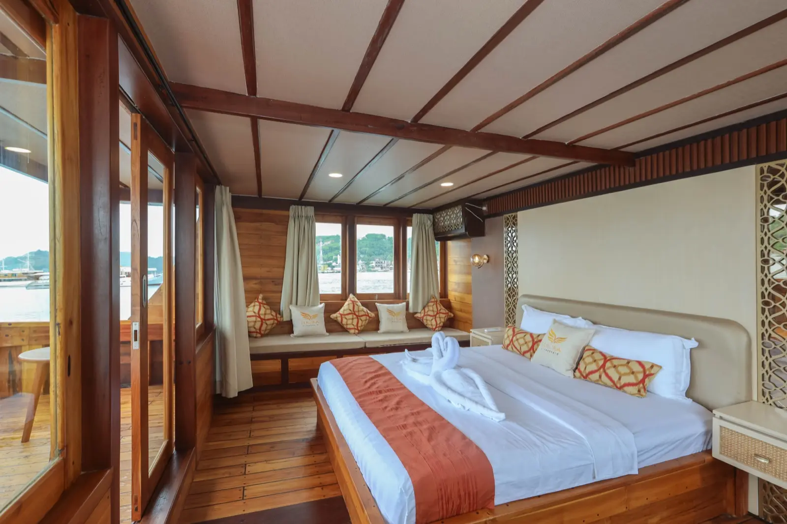 Master Cabin on Elrora