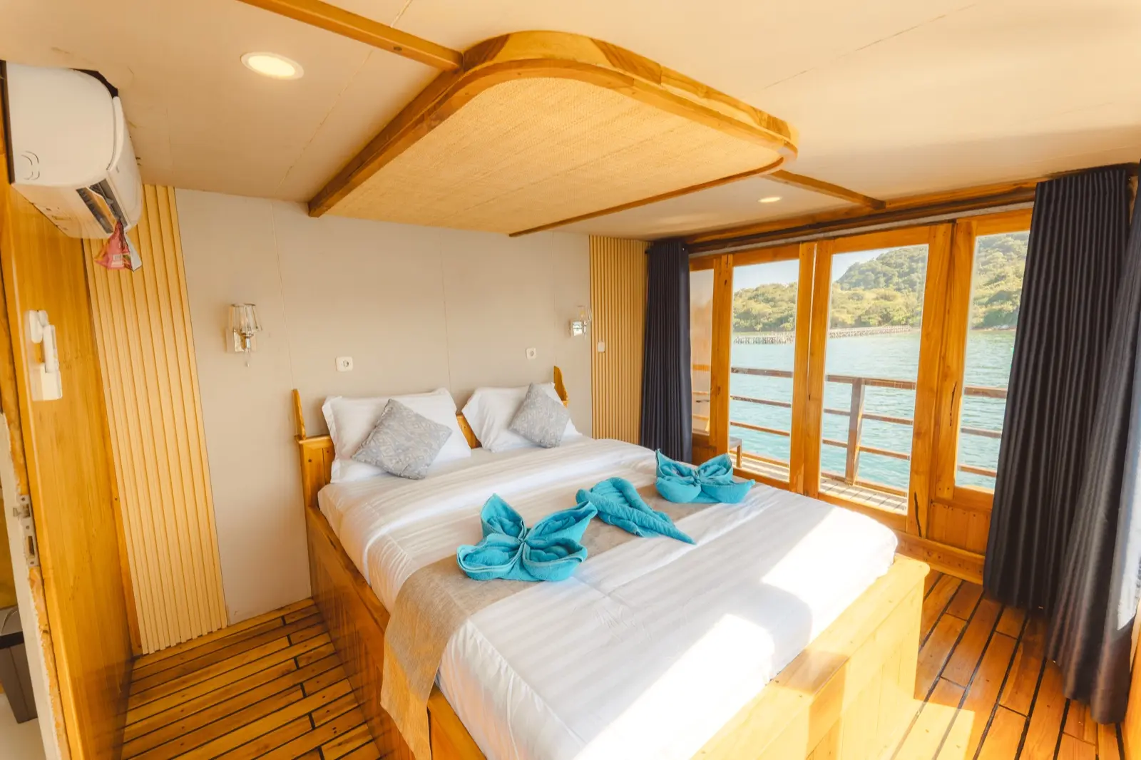 Royal Master Cabin 2 on Lamborajo 2