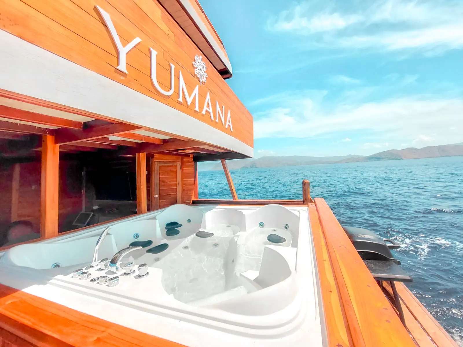 Yumana — jacuzzi deck